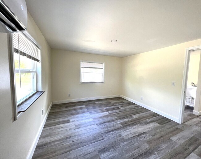 Building Photo - FIRST MONTHS RENT FREE!!! 5 ACRES OF PARAD...