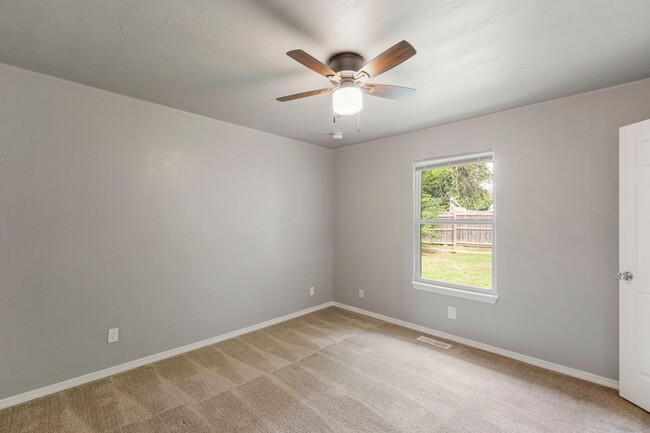 Building Photo - Beautiful 3 bed 2.5 bath home available fo...