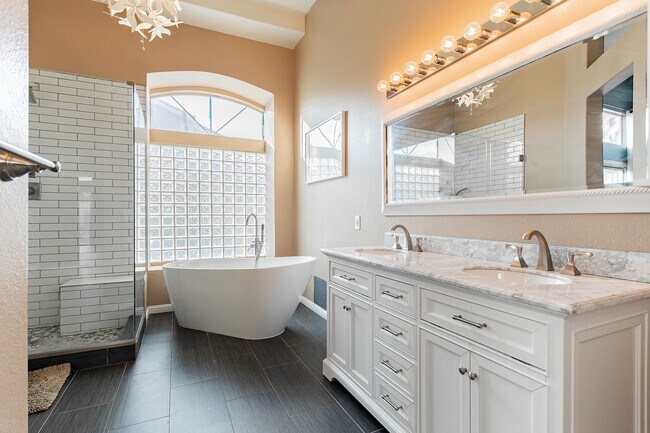 Master Bath with walk in shower and roman tub. - 8600 Mirada del Sol Dr