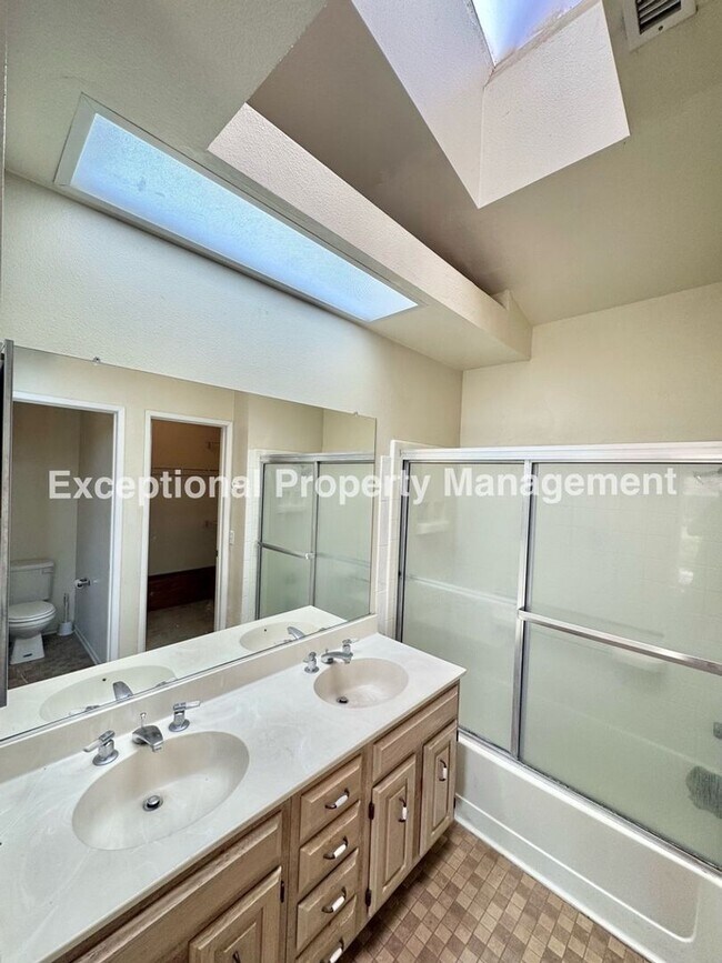 Building Photo - Ready to move in 2 bedroom 2 bath home!