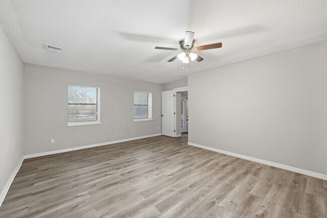 Building Photo - Rare Find! Spacious 2/1 Home on Huge Lot - Perfect for Work Vehicles, Boats & Pets***JANUARY SPEC...