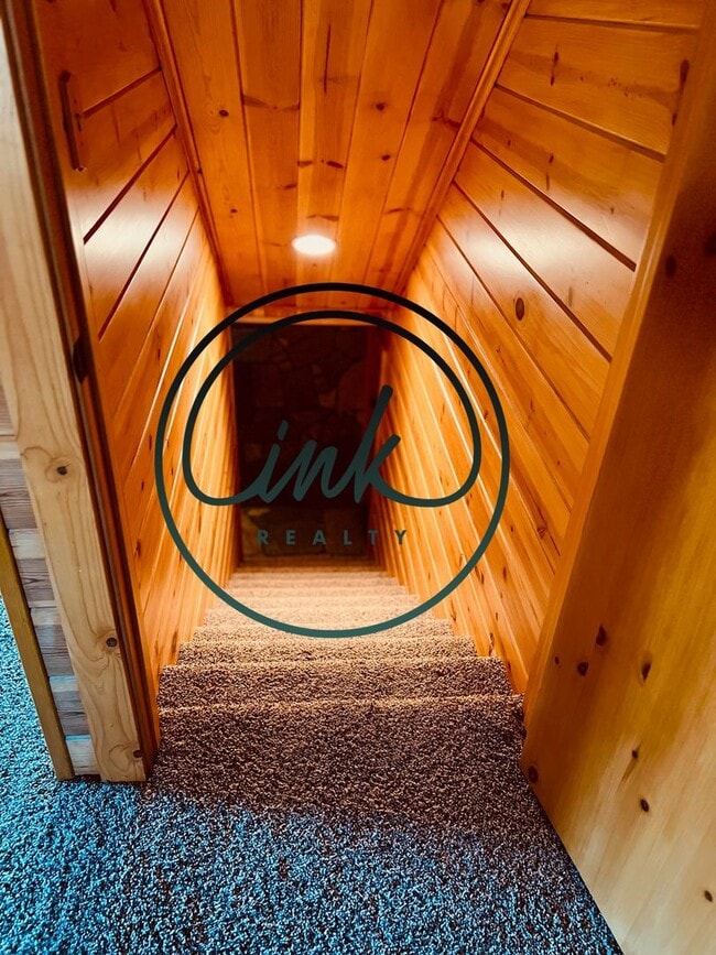 Building Photo - Charming Cabin-Style Home with Stunning To...