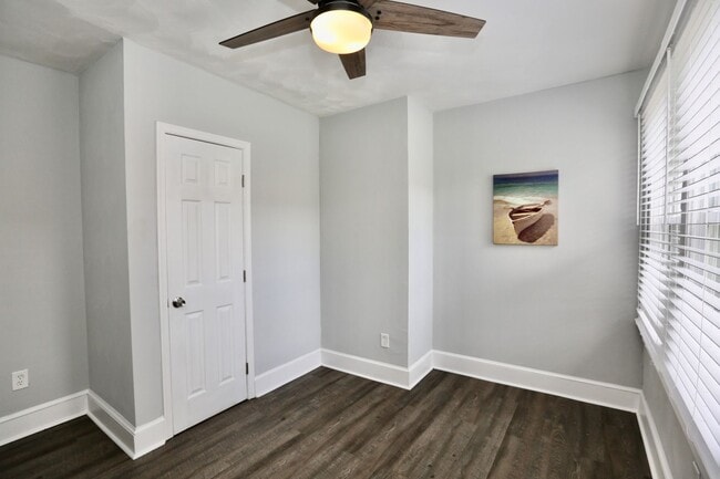 Building Photo - Updated & Ready 09-19-25! Pet Friendly - F...