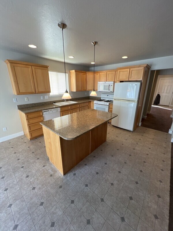 Building Photo - 943 450 E