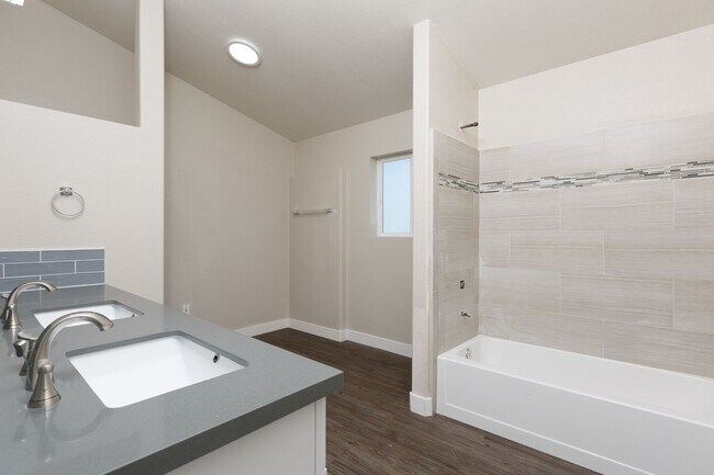 Building Photo - Beautiful House on Manhasset! Great Views! (Lease out, pending signatures. Check back in a few da...