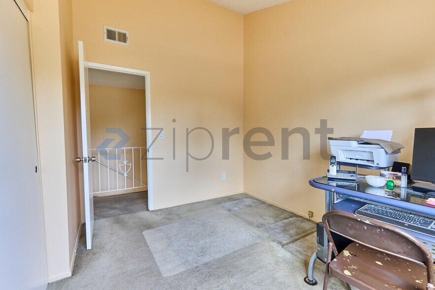 Building Photo - Unit