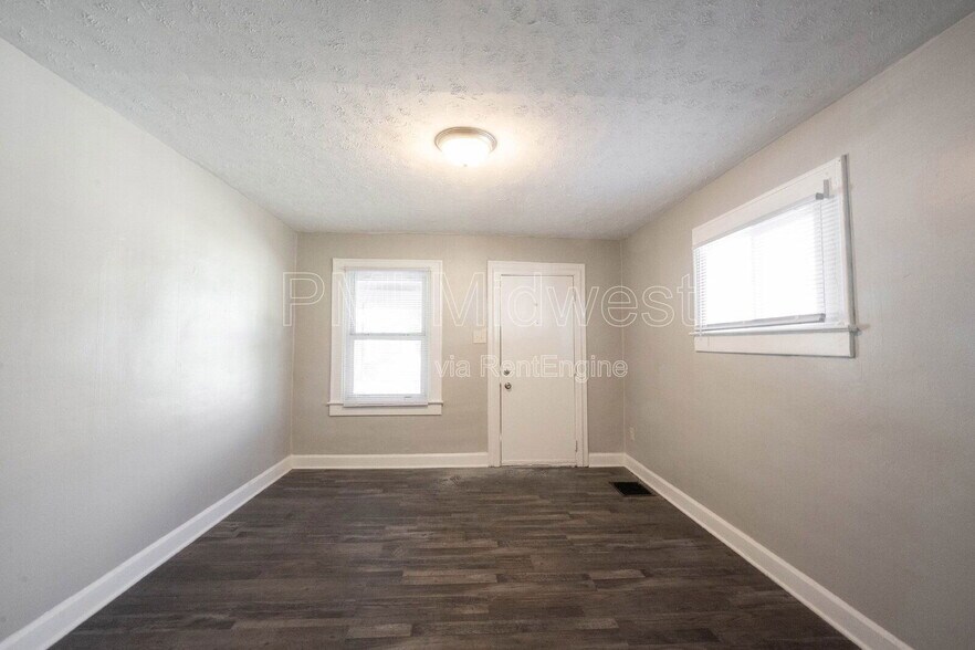 Building Photo - 915 N Drexel Ave