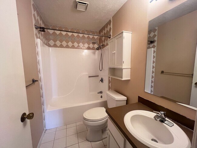 Building Photo - 2 Bed 2 Bathroom Condo in Allendale!