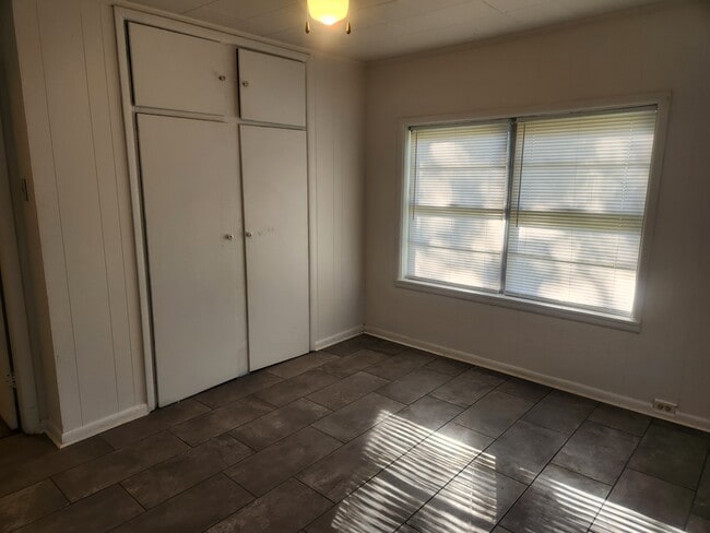 Building Photo - 1116 E Academy St