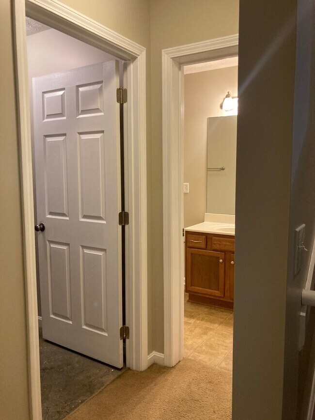 Building Photo - 128 Twin Lakes Dr