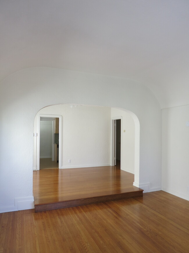 Building Photo - 450 N Orange Grove Ave