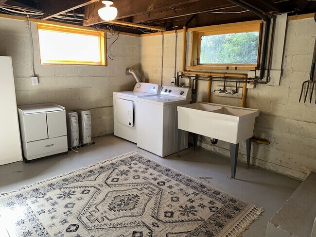Building Photo - 2000+ sf home is in a great location, pet ...