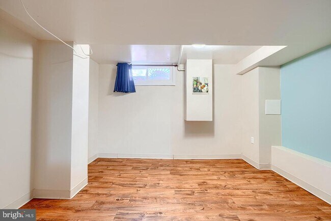 Building Photo - 1806 Bank St