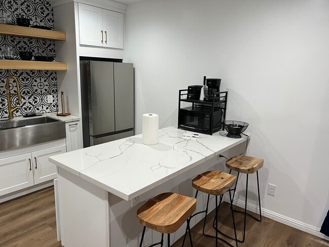 Kitchen Island w/ seating - 1849 W 49th St