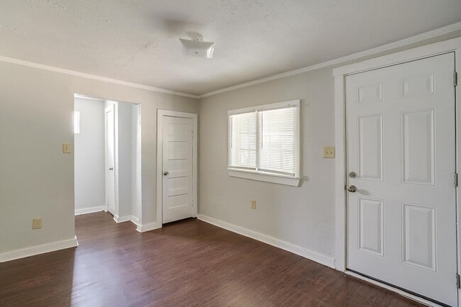 Building Photo - Large 4 Bed, 2 Bath in the heart of Histor...