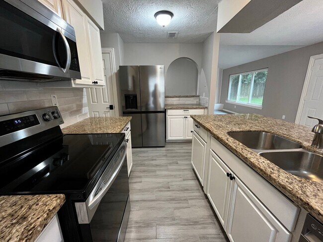 Building Photo - For Lease | 3 Bed, 2 Bath | 1,446 Sq Ft | ...