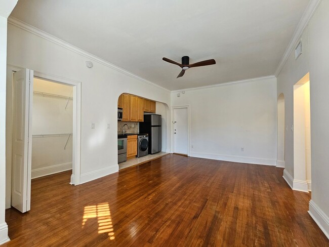 Building Photo - Beautiful Studio! Perfect Location!