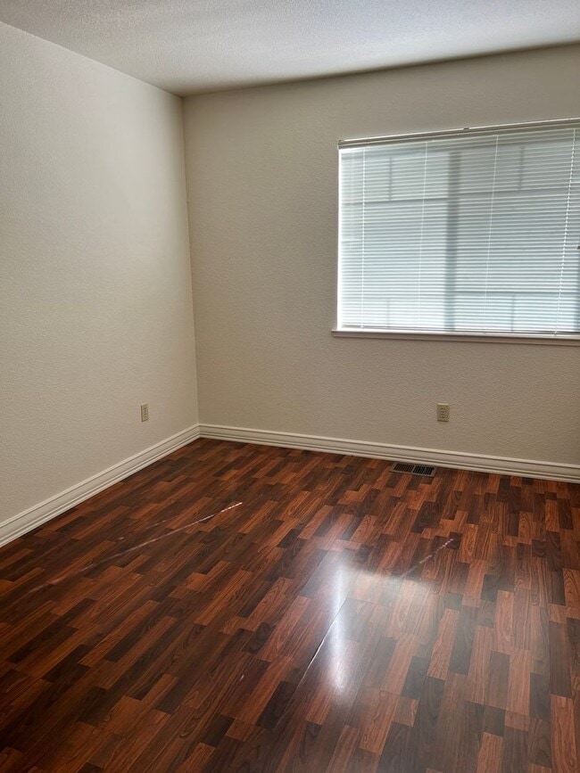 Building Photo - LOVELY 4 BEDROOM HOME IN LAGUNA CREEK!