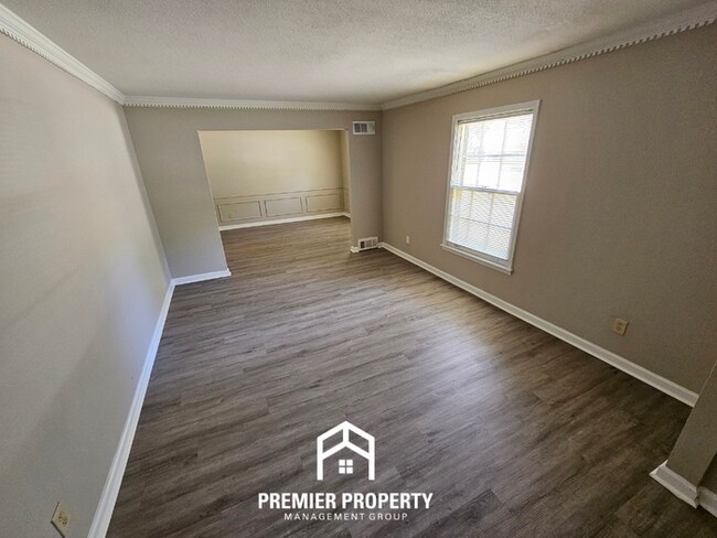 Building Photo - Massive 5BR/3BA Executive Home in East Memphis | Screened Porch & 2,200+ Sq Ft