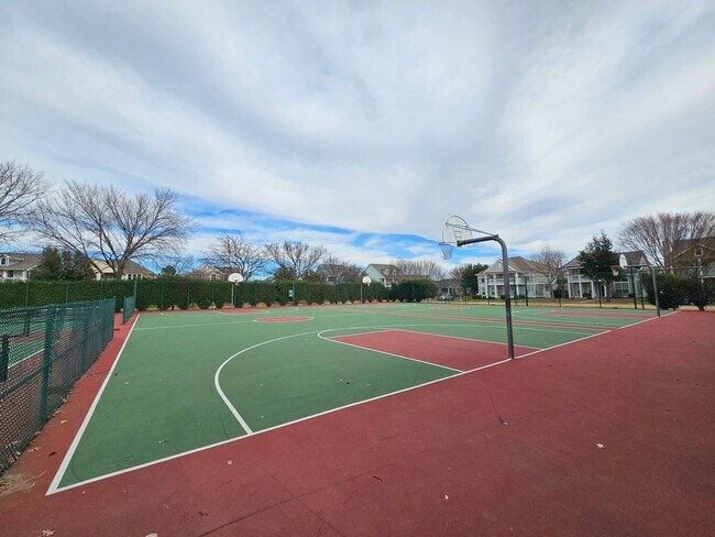 Building Photo - Available now ready for immediate move in  $500 off second month's rent move in special