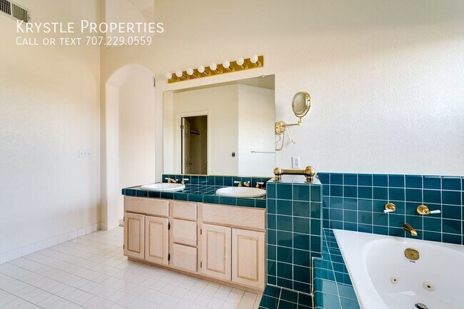 Building Photo - Luxurious Living in Gated Villa Del Mar Co...