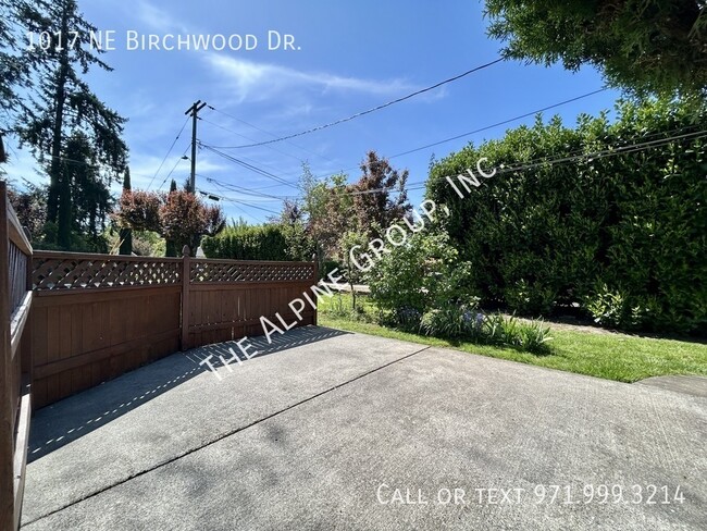 Building Photo - 1017 NE Birchwood Dr