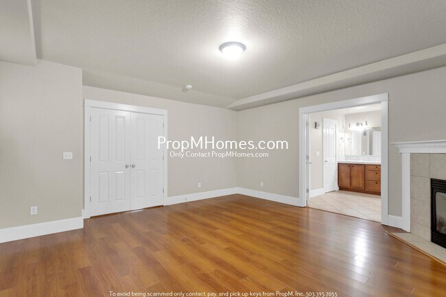 Building Photo - Updated Three Bedroom Gem in Bethany!