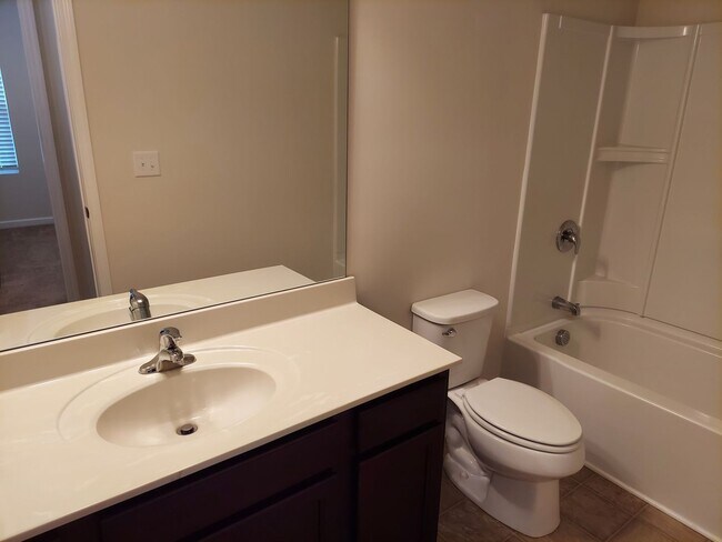Building Photo - Stunning Townhome with Modern Finishes & Resort-Style Amenities – Available July 1!