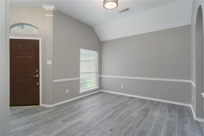 Building Photo - 3622 Englewood Dr