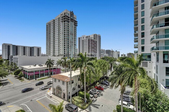 Building Photo - 1 bedroom and 1 bath condo located east side of Biscayne Blvd Miami Florida