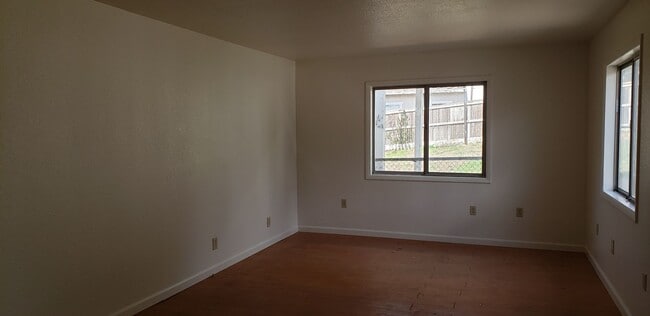 Building Photo - 4103lansingavenue.is4lease.com