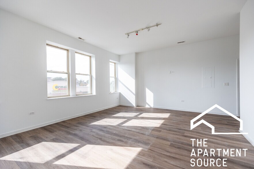 Building Photo - 2714 W North Ave