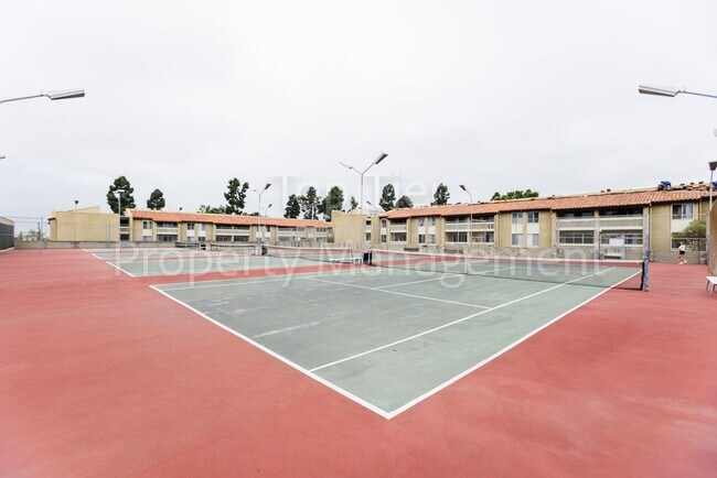 Building Photo - Spacious Top-Floor 1BR Condo with Ocean Vi...