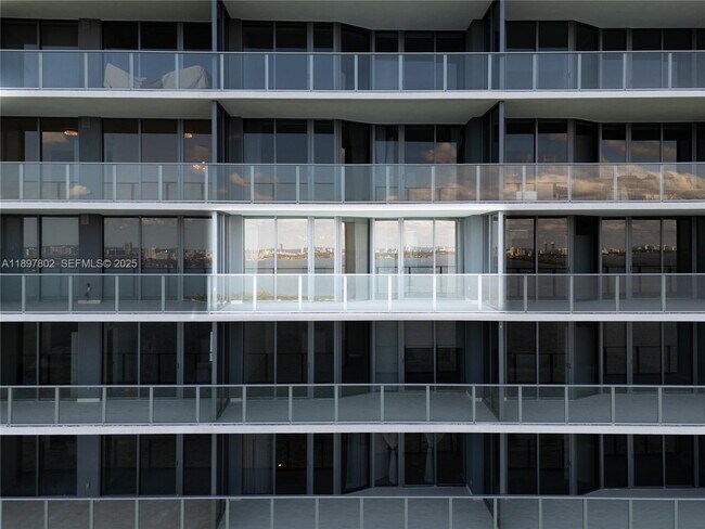 Building Photo - 700 NE 24th St