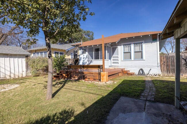Building Photo - Historic craftsman style home located in T...