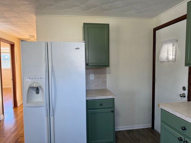 Building Photo - Must see 2 - bedroom, 1 -bath all brick home