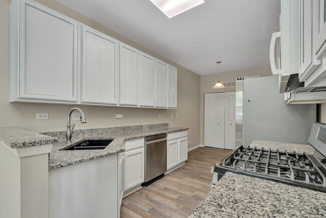 Building Photo - 2576 Hillsboro Blvd