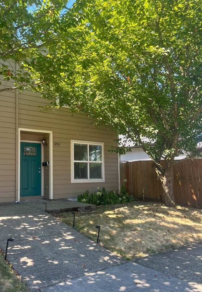 Building Photo - Charming SE Portland Home in a Central, Accessible Location
