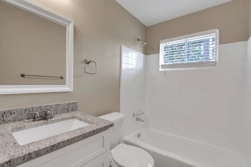 Building Photo - 5801 Oakleaf Dr