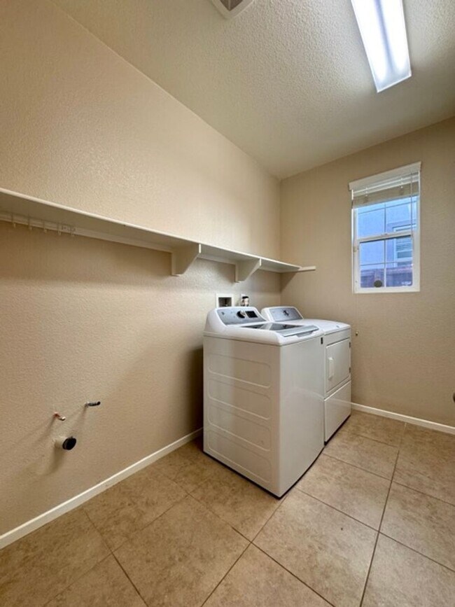 Building Photo - Beautiful Redhawk home located directly ac...
