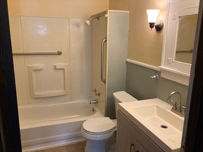 Building Photo - 904 Columbia Ave