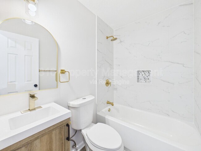 Building Photo - 100 S Oxford Ave