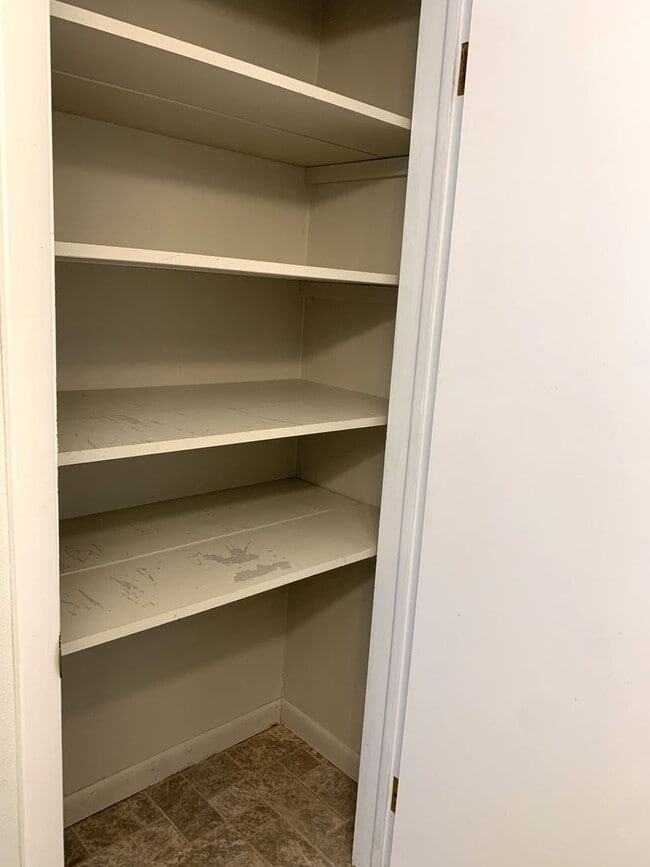 Building Photo - Move-in ready!! Bonus room that could easi...