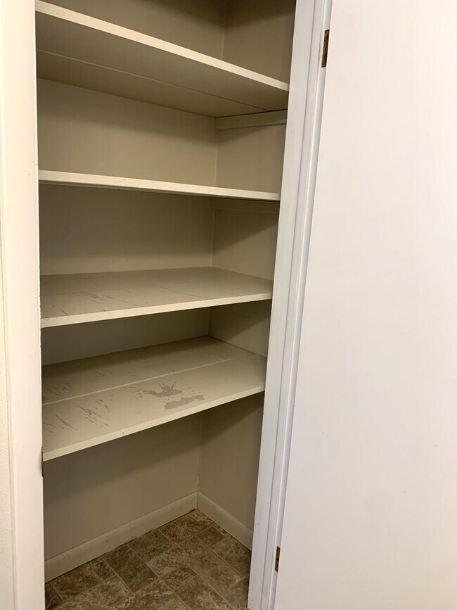 Building Photo - Move-in ready!! Bonus room that could easily be utilized as a 3rd bedroom!!