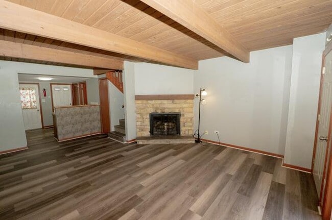 Building Photo - 363 Meadow Green Ln