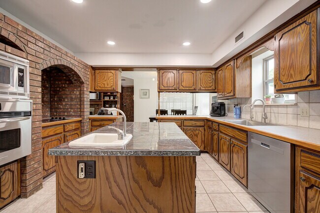 Building Photo - 1340 Bryant Cir