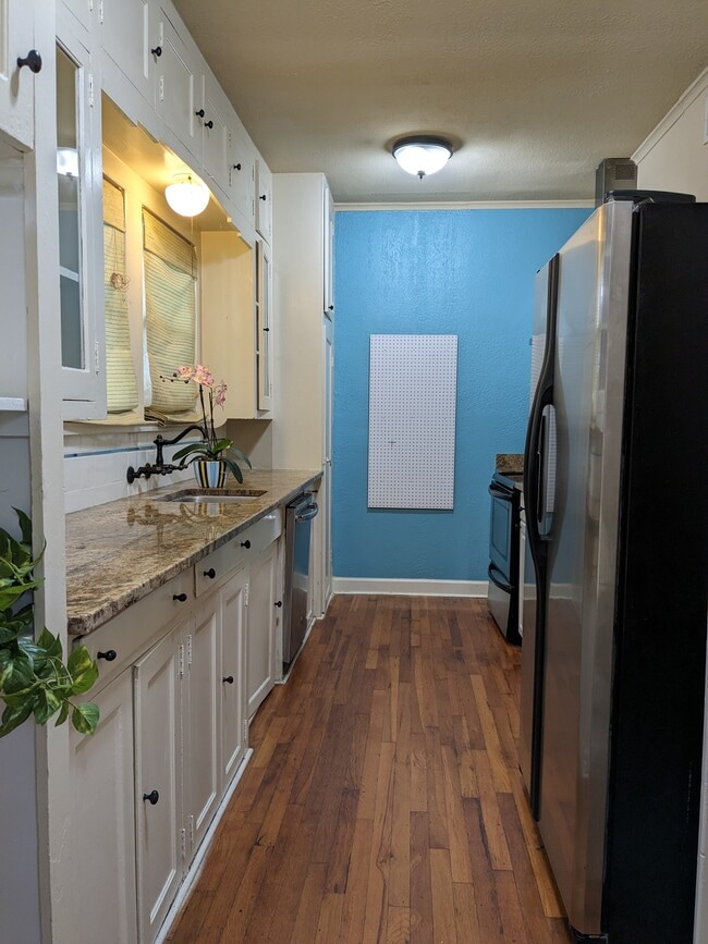 Kitchen - 510 W Gramercy Pl