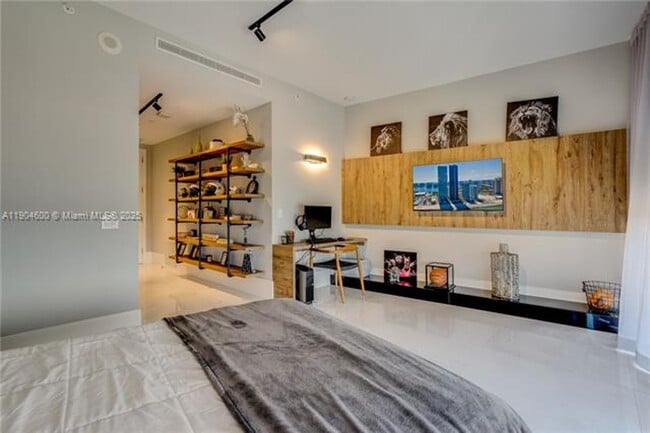 Building Photo - 18555 Collins Ave