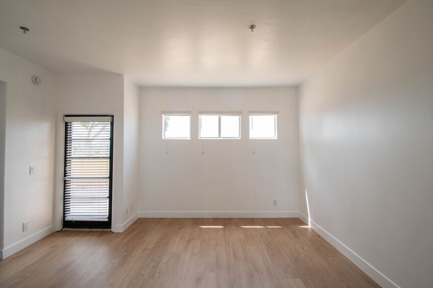 Building Photo - 425 N Alvarado St