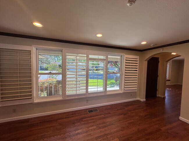 Building Photo - 255 Circle Dr